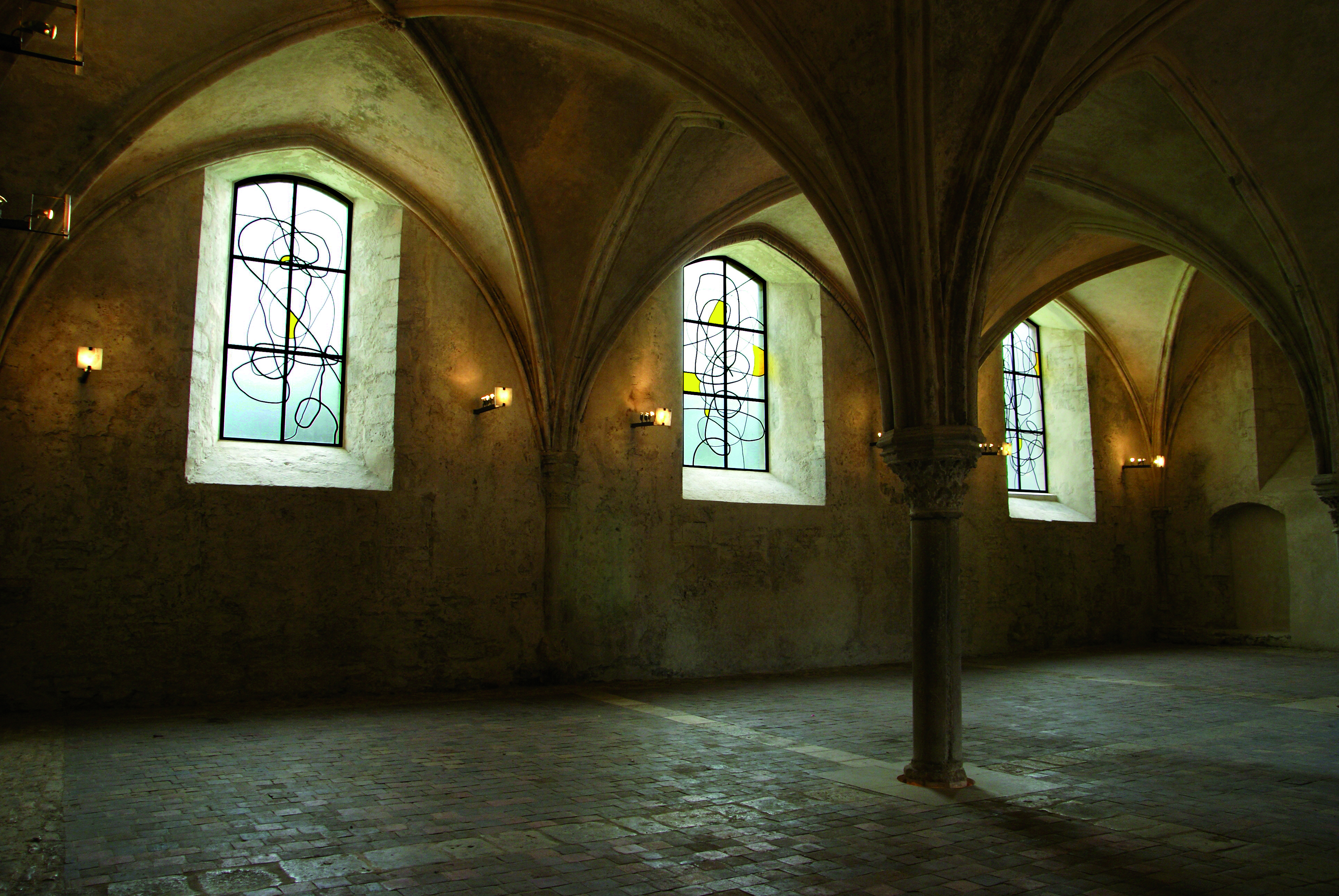 Vitraux de Christopher Wool dans la salle capitulaire du prieuré © D.R.
